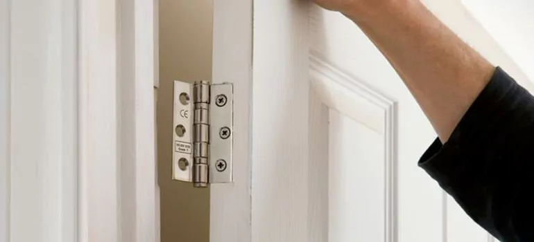 Bathroom Stall Door Hinge Repair in Saguenay, QC